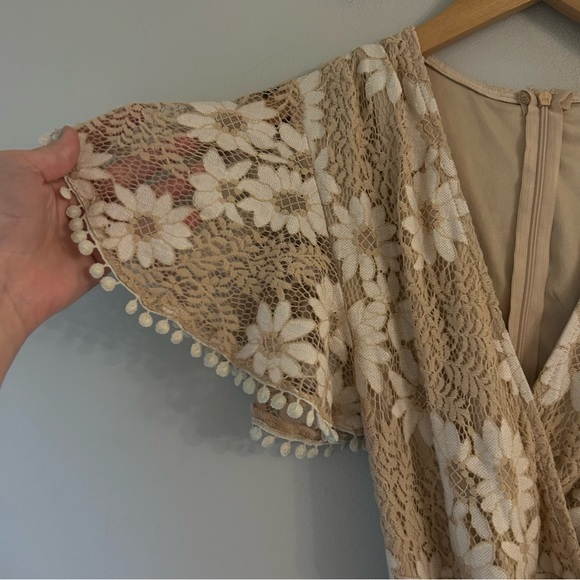 Selfie Leslie‎ Beige Flutter Sleeve Wrap V-Neck Mini Dress - Picture 5 of 7